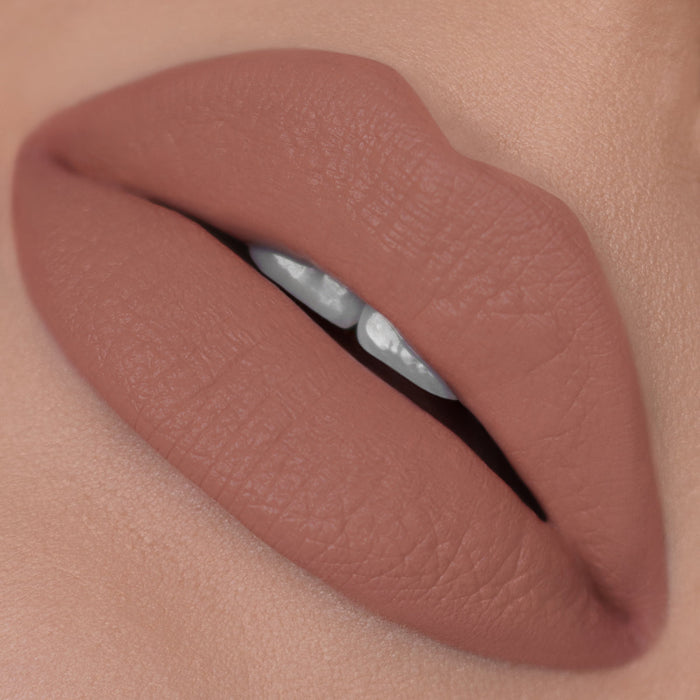BE BELLA At Your Own Risk Luxe Lipstick Matte احمر الشفاه الباودري الفاخر
