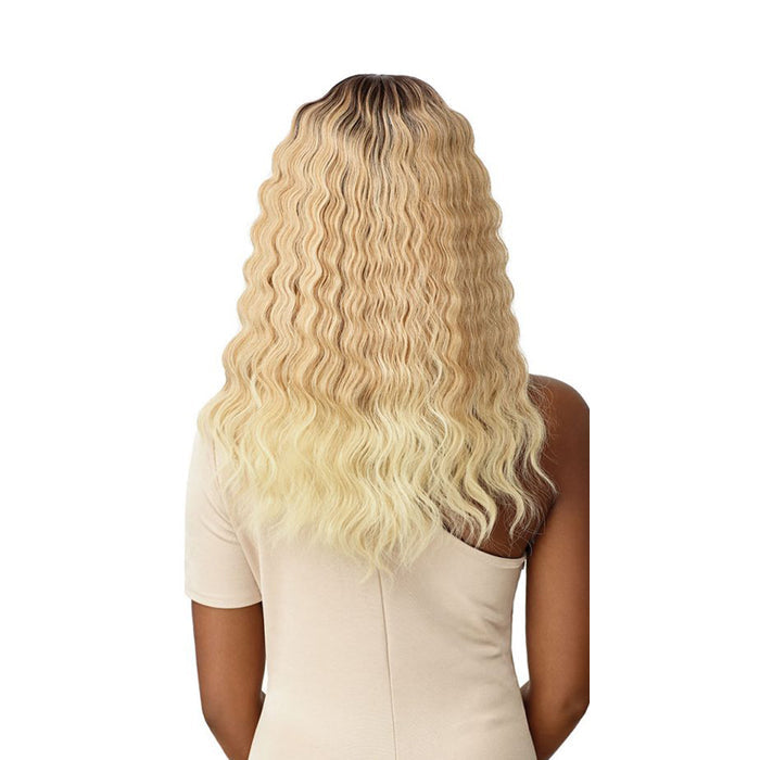 OUTRE 18 inch lace front wig with blonde wavy hair worn by model seen from back