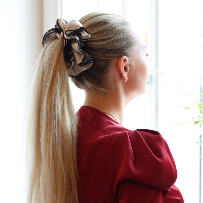 NAMISO | Zenya Scrunchie - Creme / black