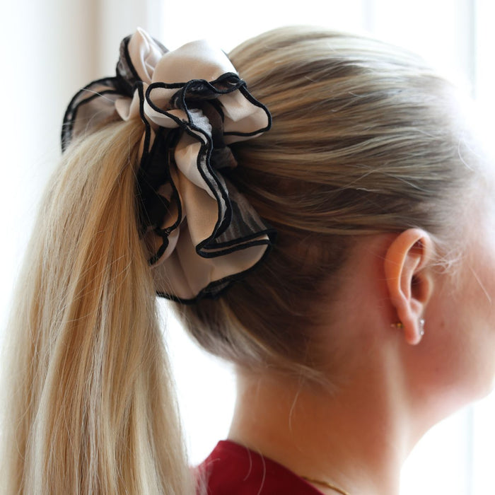 NAMISO | Zenya Scrunchie - Creme / black