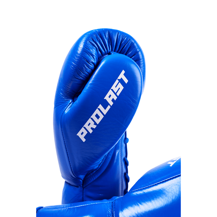 PROLAST PG professional lace-up boxing gloves in cobalt blue, close-up of the white PROLAST lettering on the thumb side