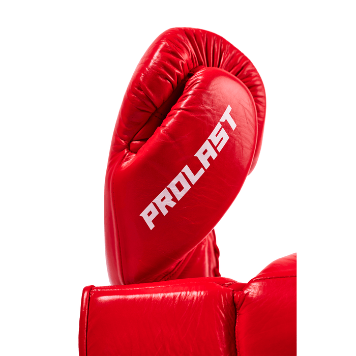 PROLAST PG professional lace-up boxing gloves in crimson red, close-up of the white PROLAST lettering on the thumb side