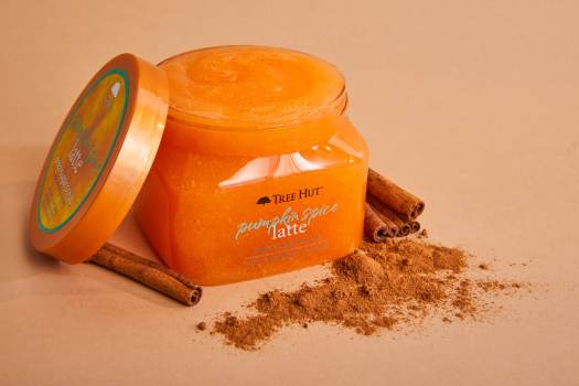 TREE HUT Tree Hut Pumpkin Spice Latte Shea Sugar Scrub مقشر الجسم بسكر الشيا في رائحة الخريف