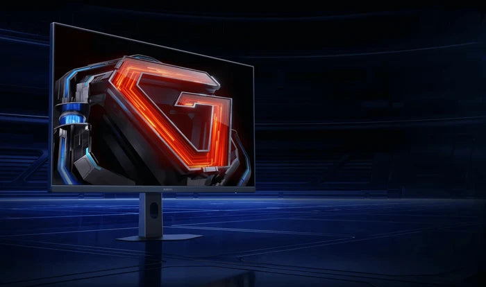 Xiaomi 2K Gaming Monitor G27Qi 2026 schuin van voren in een donkere ruimte