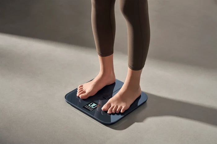 Blote voeten op de Xiaomi Mijia Body Composition Scale S400 Pro tijdens een meting