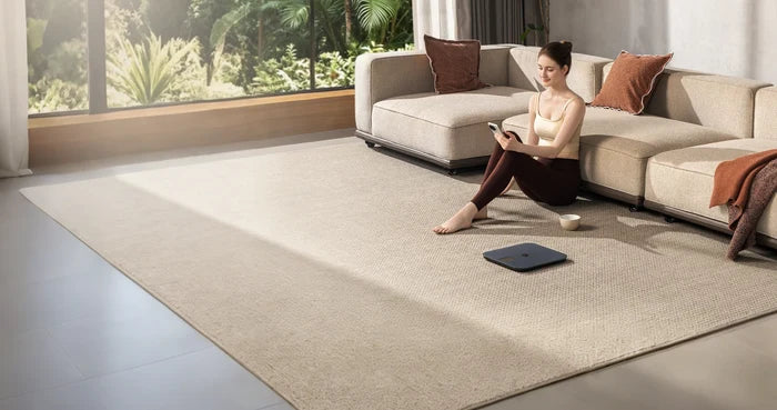 Xiaomi Mijia Body Composition Scale S400 Pro op het vloerkleed in een lichte woonkamer