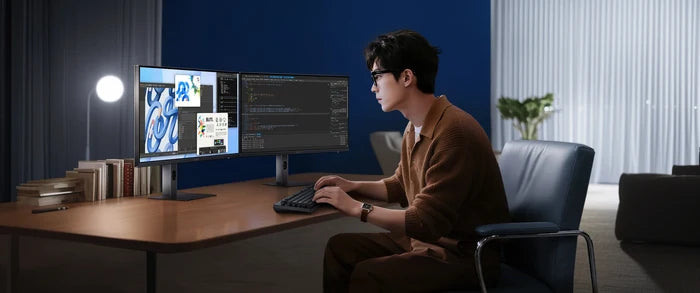 Thuiswerker met twee vensters naast elkaar op de Xiaomi 2K Monitor A27Qi 2026