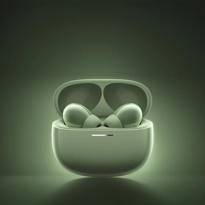 Groene Xiaomi Redmi Buds 8 in de open oplaadcase, oplichtend in een donkere ruimte