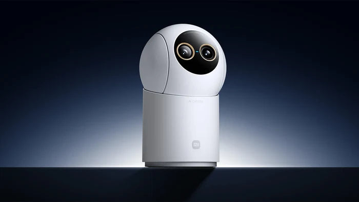 Xiaomi Smart Camera C701 Pro op een donkere achtergrond met tegenlicht