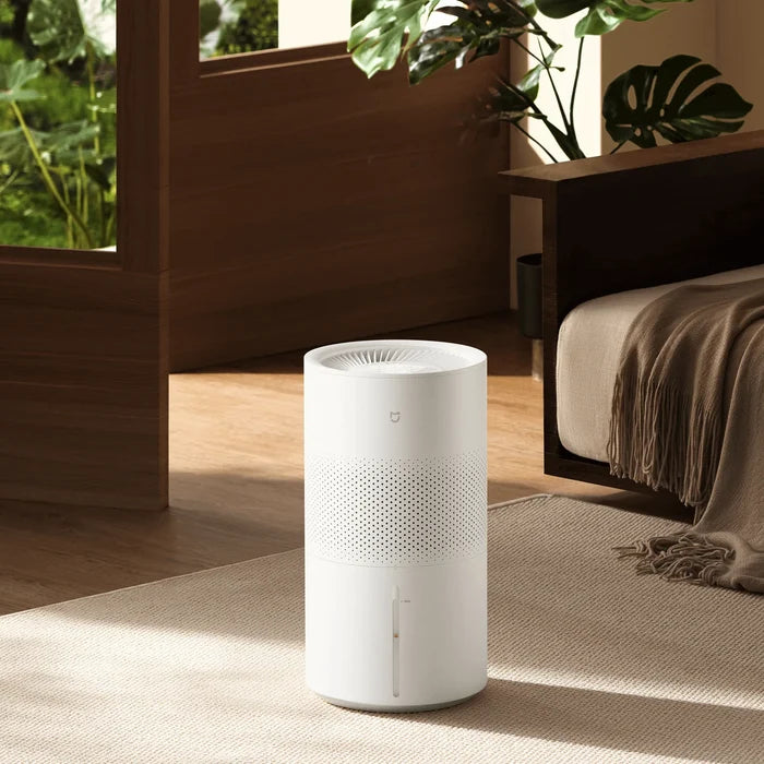 Xiaomi Smart Evaporative Humidifier Pro naast de bank in een zonnige woonkamer
